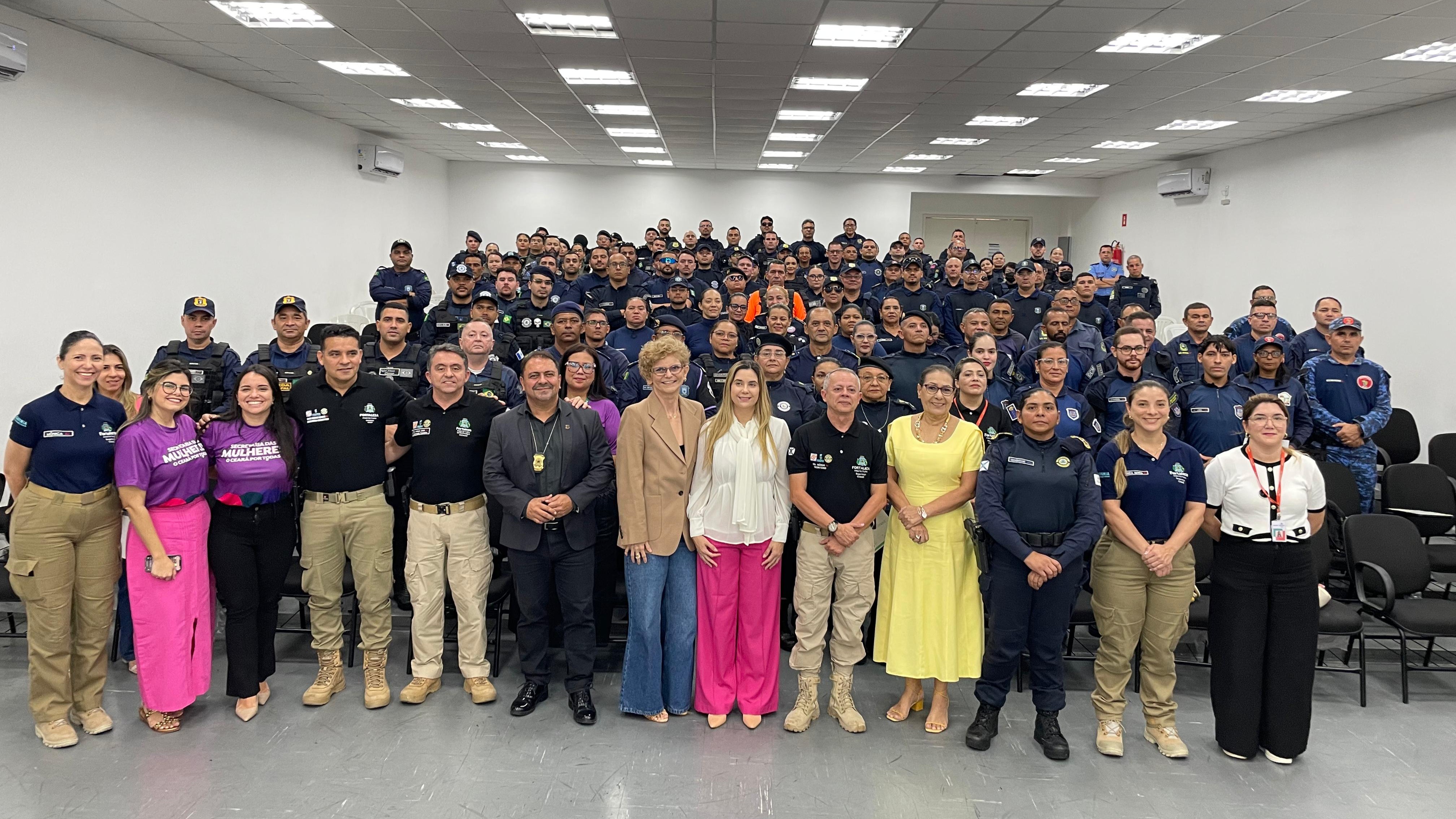 grupo de pessoas posa para a foto